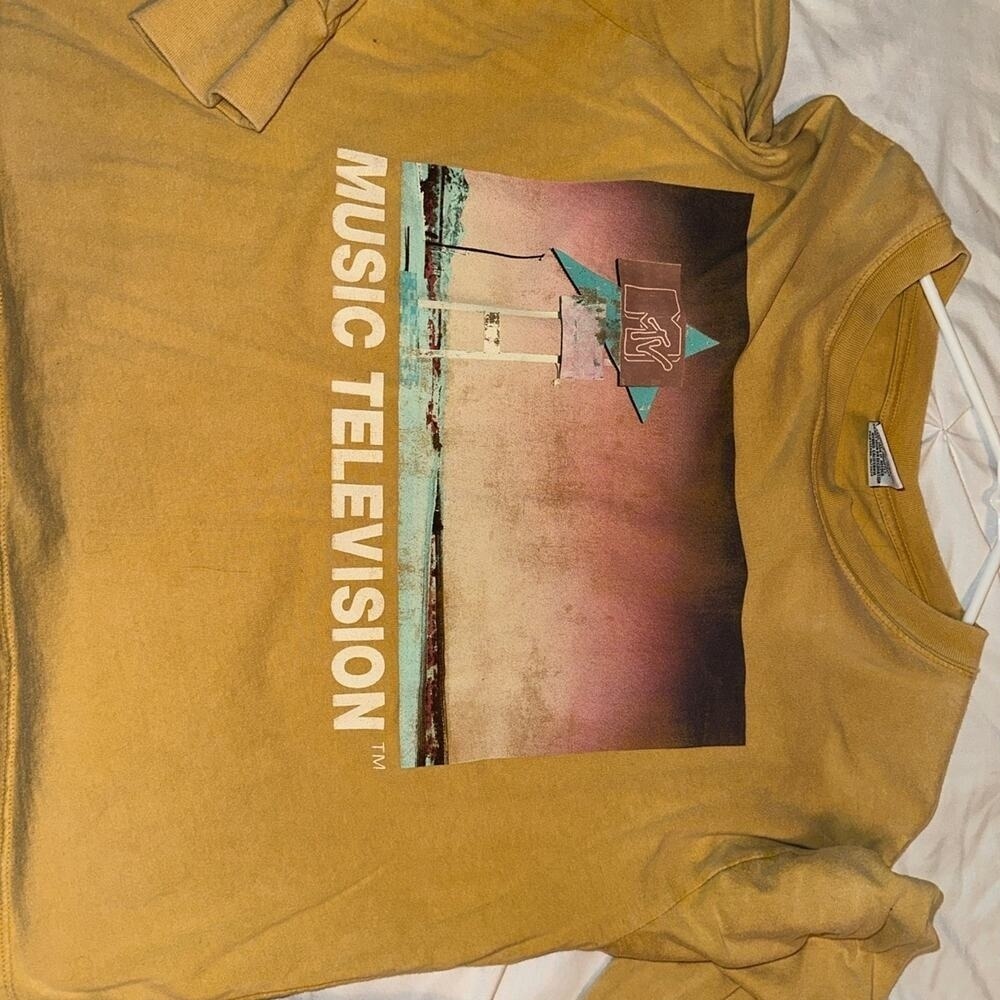 MTV Music Television Women's Crop Long Sleeve Crew Neck T-Shirt‎ small tee